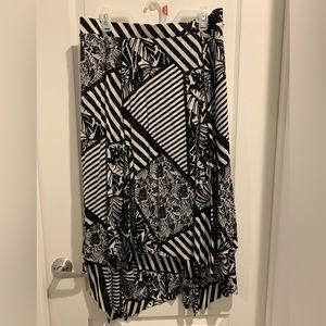 Chicos Size 2 Women’s Black White Striped Skirt Floral Lines Asymmetrical Casual